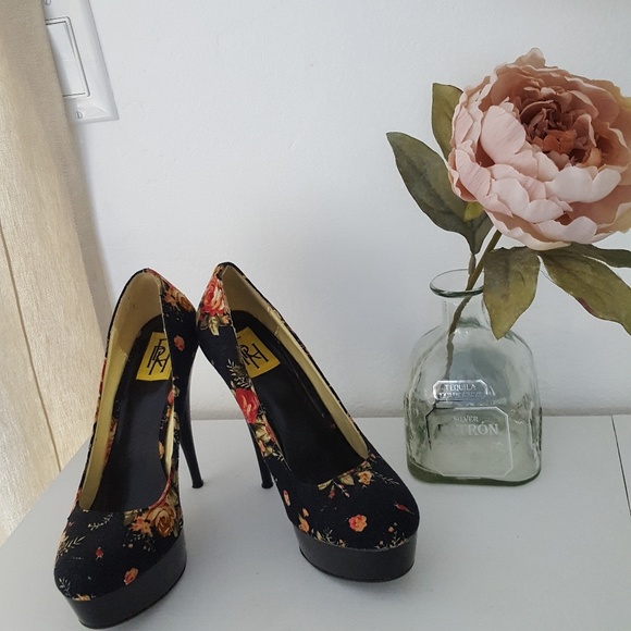 Floral Platform Pump - Picture 3 of 6